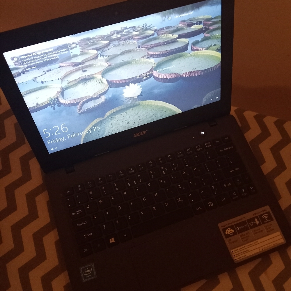 Gently Used Acer Chrome Book Computer